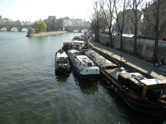  péniches au niveau du Pont des Arts